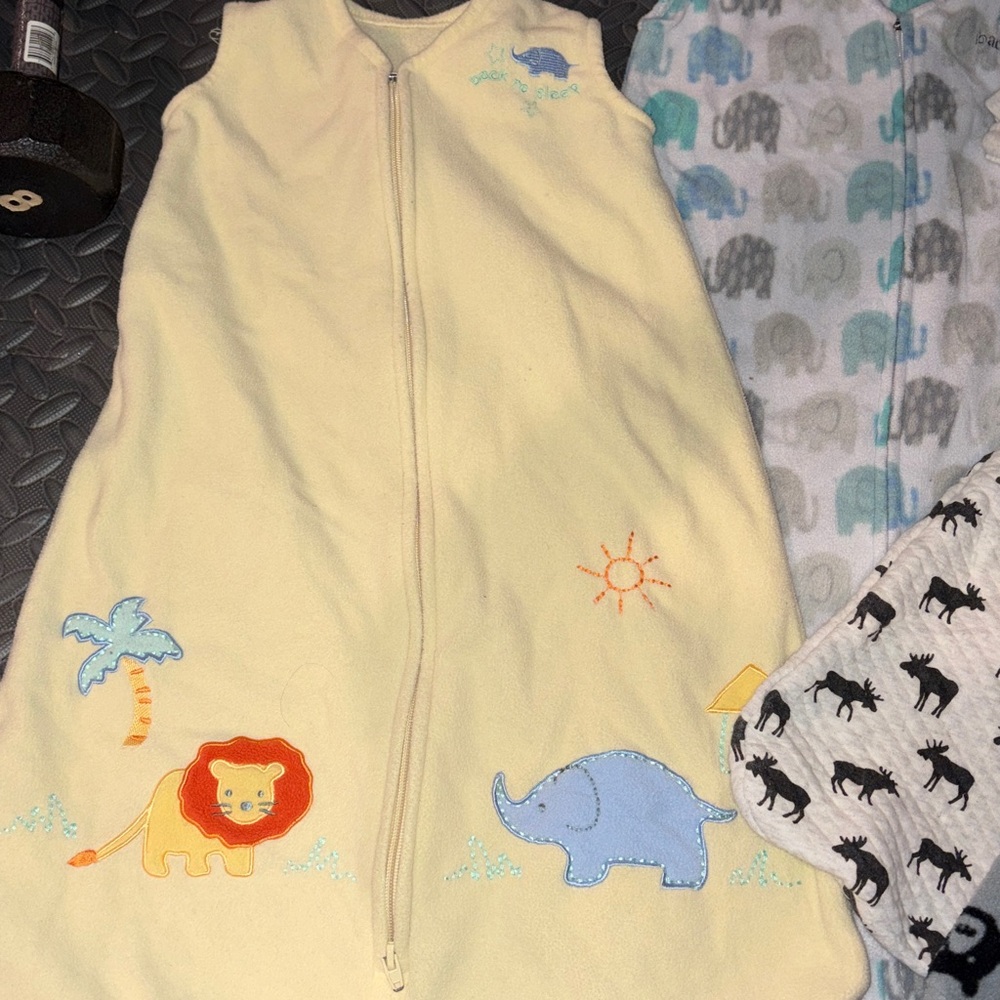 Bundle of 4 sleep sacks 0-12 & 0-9 - Picture 2 of 9